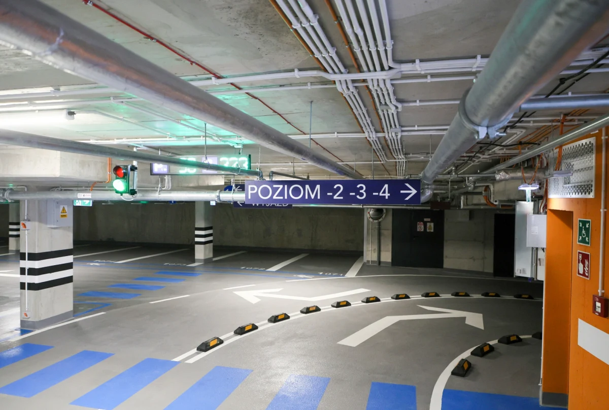 Aż 420 miejsc parkingowych mają od piątku mieszkańcy Warszawy. Po kilku latach budowy otwarto podziemny obiekt pod placem Powstańców Warszawy. Warszawiacy wiedzą najlepiej, jak trudno zaparkować w centrum stolicy. Nowy parking będzie dużym ułatwieniem.