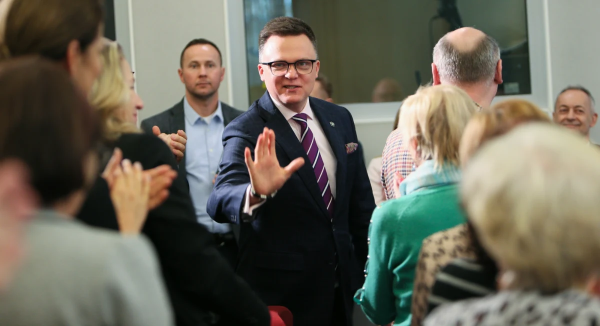 Ostre słowa marszałka Sejmu Szymona Hołowni nt. Lewicy. Według lidera Polski 2050 Lewica "sabotowała" rządowy projekt obniżający składkę zdrowotną dla przedsiębiorców od 2026 r. „Od dzisiaj bierze odpowiedzialność za dziesiątki tysięcy polskich małych działalności, jak lokalny fryzjer, czy sprzedawca warzyw, których zabija Polski Ład” - oświadczył Hołownia.