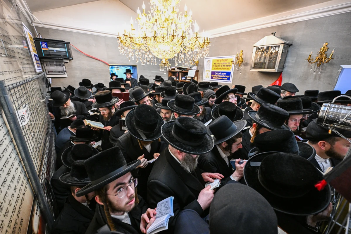 W Leżajsku (Podkarpackie) tysiące chasydów przybyłych z całego świata modli się przy grobie cadyka Elimelecha Weissbluma w 238. rocznicę jego śmierci. Większość przybyła z Izraela, Europy i Stanów Zjednoczonych. Uroczystości rozpoczęły się w czwartek wieczorem i potrwają do piątkowego zachodu słońca. W tym roku przygotowano ucztę dla około 9-12 tys. osób. 