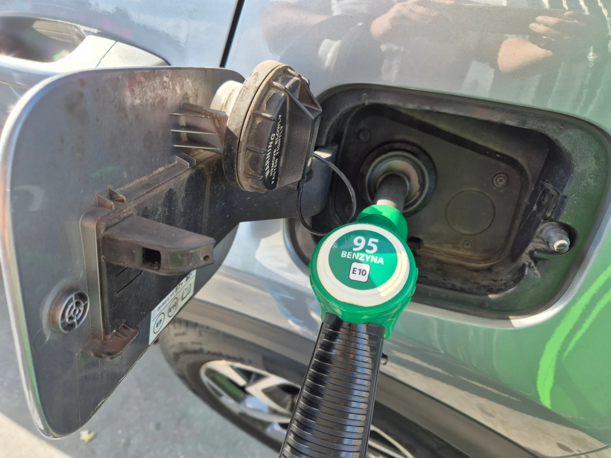 "Tendencja spadkowa, która się pojawia na rynku światowym, jest pokłosiem przede wszystkim dość dynamicznych decyzji administracji Donalda Trumpa w kontekście ceł" – powiedział na antenie Radia RMF24 analityk rynku paliw z portalu e-petrol.pl, Jakub Bogucki. Gość Bogdana Zalewskiego skomentował w ten sposób obecne rekordowo niskie - od 2021 roku - ceny ropy naftowej. Ekspert prognozuje, że są szanse na kolejne obniżki. Kiedy dokładnie?