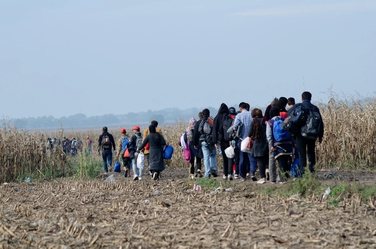 Komisja Europejska odpowiada na deklarację premiera Donalda Tuska, że Polska nie będzie realizować unijnego rozporządzenia z Dublina, czyli nie będzie przyjmować zawracanych np. przez Niemcy migrantów. Rozporządzenie z Dublina mówi, że państwo, którego granicę jako pierwszą przekroczy cudzoziemiec, jest odpowiedzialne za rozpatrzenie jego wniosku o azyl. Dlatego, jeżeli uda się do innego kraju, migrant może zostać zawrócony. Rzecznik KE przekazał dziennikarce RMF FM szczegóły stanowiska Brukseli.