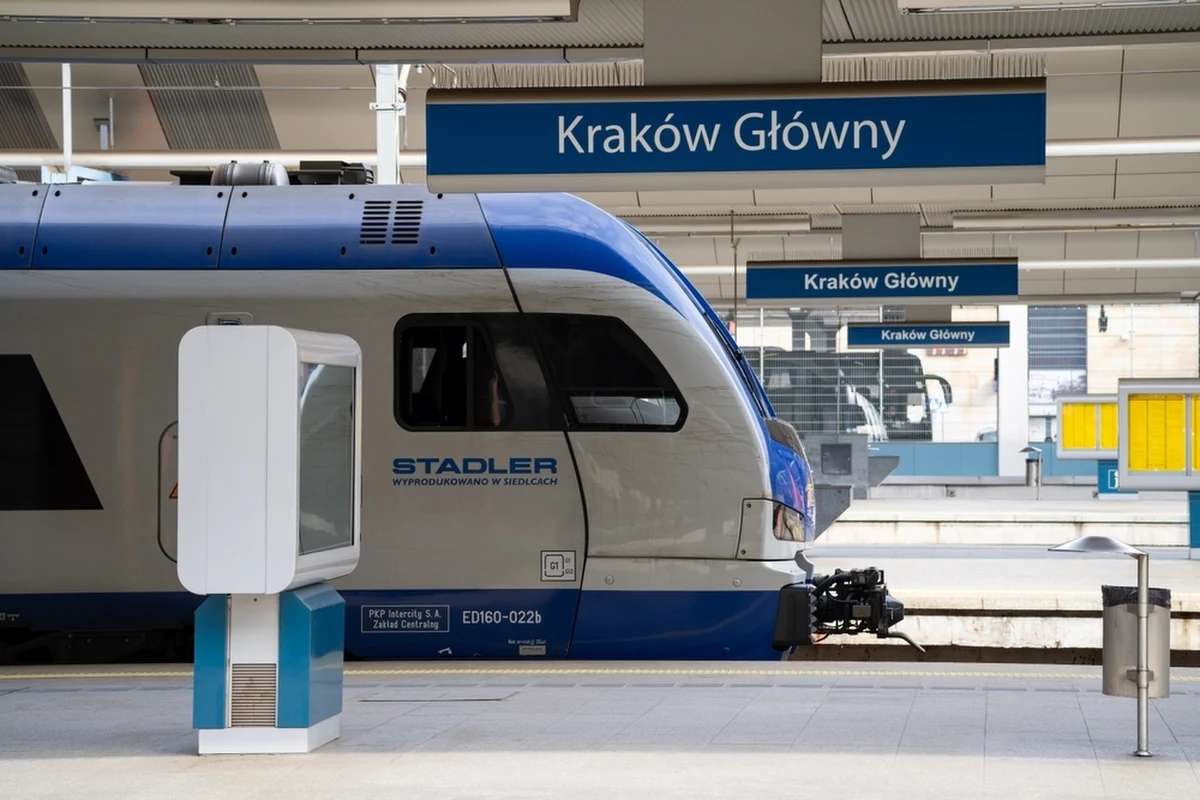 Na stacji Kraków Główny przejeżdżający pociąg uszkodził jeden z rozjazdów - przekazała w piątek po południu PKP PLK. Spółka zaznaczyła, że ruch został w tym miejscu już przywrócony, ale mogą występować "ograniczenia w obsłudze odjazdów na stacji".