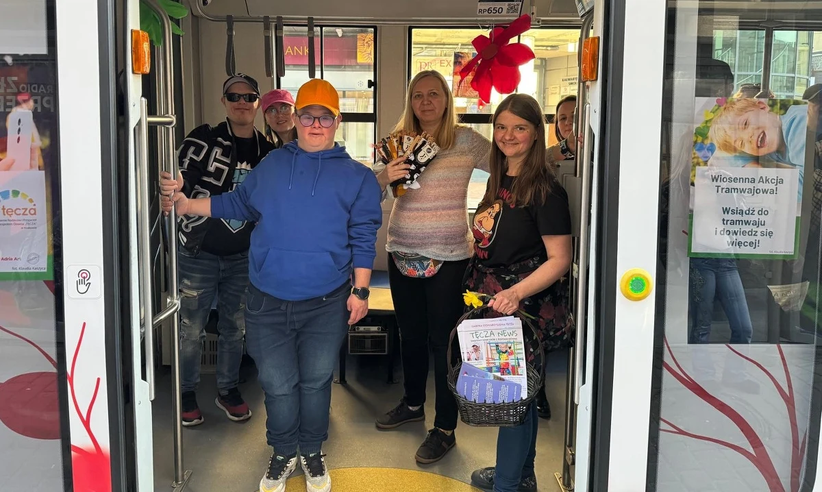 Kolorowy i rozśpiewany tramwaj kursował w piątek po Krakowie. Była to specjalna akcja z okazji Światowego Dnia Osób z Zespołem Downa, która ma popularyzować wiedzę i obalać mity na temat osób z dodatkowym chromosomem 21.