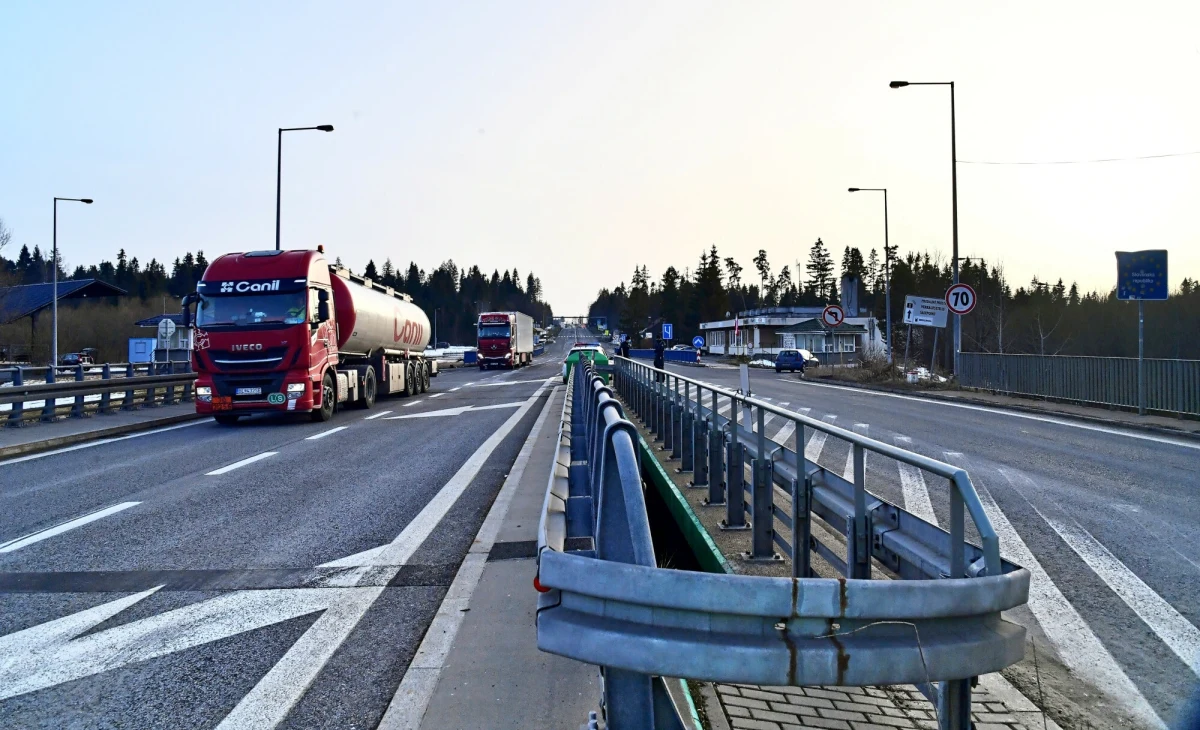 O zamknięciu terytorium Polski na przywóz wybranych towarów ze Słowacji w związku ogniskami pryszczycy w tym kraju zadecydował w piątek minister rolnictwa. Chodzi m.in. o świeże mięso i surowe mleko. Resort poinformował o podpisaniu rozporządzenia w tej sprawie. 