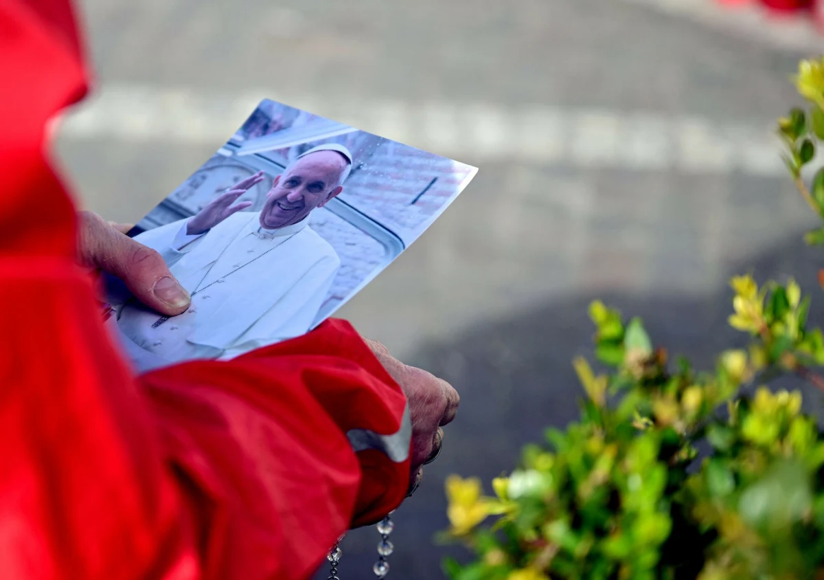 Jest "pewna niewielka poprawa", jeśli chodzi o aktywność motoryczną i oddychanie papieża Franciszka - poinformował w piątek Watykan. Ojciec Święty od 36 dni przebywa w szpitalu z powodu obustronnego zapalenia płuc. Czy opuści szpital przed Wielkanocą?