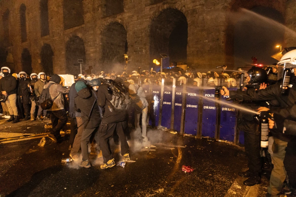 Niespokojnie w tureckim Stambule i Izmirze. Na ulice tych miast wyszli ludzie, by protestować przeciwko zatrzymaniu opozycyjnego burmistrza Stambułu Ekrema Imamoglu. Według tureckiej opozycji na demonstracji zgromadziło się ok. 300 tys. osób. Doszło do starć z policją.