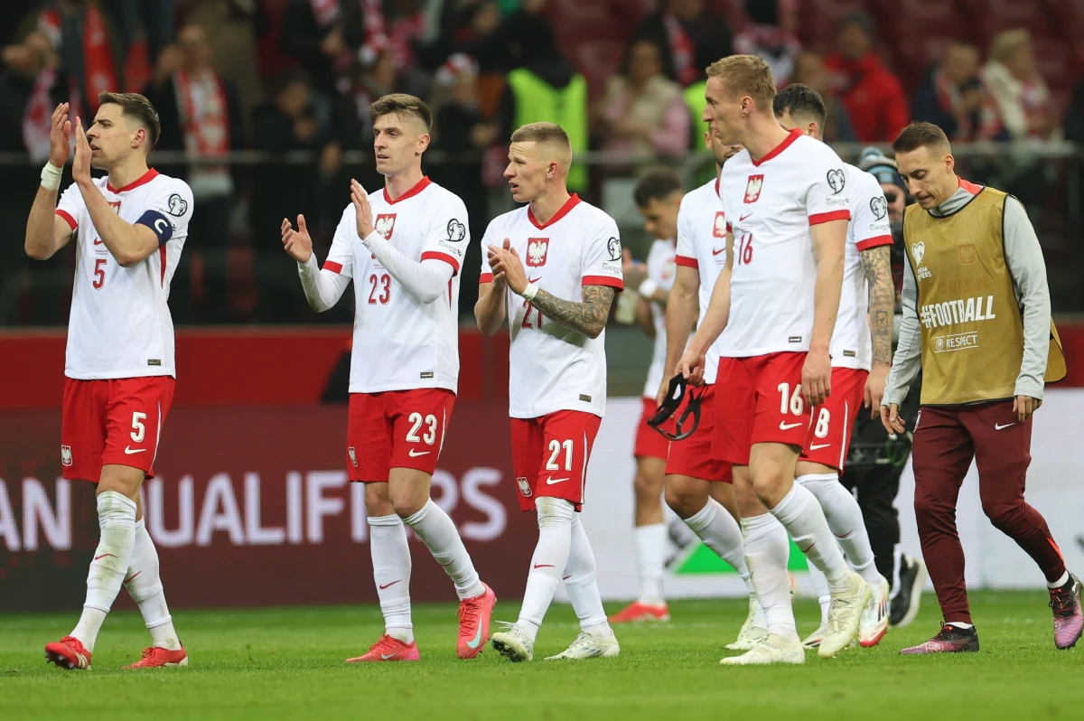 Polska wygrała w Warszawie z Litwą 1:0 (0:0) w swoim pierwszym meczu eliminacji piłkarskich mistrzostw świata 2026. Zwycięską bramkę zdobył w 81. minucie Robert Lewandowski. Obronił nasz honor, gdyż gra Biało-Czerwonych była bierna i wymęczona. Trener reprezentacji Polski Michał Probierz podsumował jednak, że "najistotniejsza jest wygrana". W poniedziałek Polacy - ponownie na Stadionie Narodowym - zagrają drugi mecz eliminacji z Maltą.