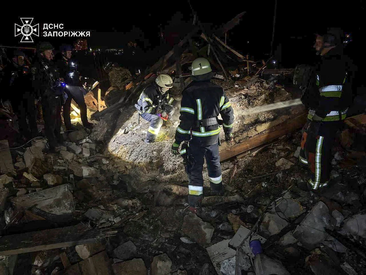 Dwie osoby zginęły, a osiem zostało rannych w ataku rosyjskich dronów na Zaporoże w południowo-wschodniej Ukrainie - poinformował w piątek wieczorem szef zaporoskich władz obwodowych Iwan Fiodorow. Ekipy ratunkowe nadal szukają ludzi pod gruzami bloków mieszkalnych i domów. Do sieci trafiają wstrząsające zdjęcia i nagrania. 