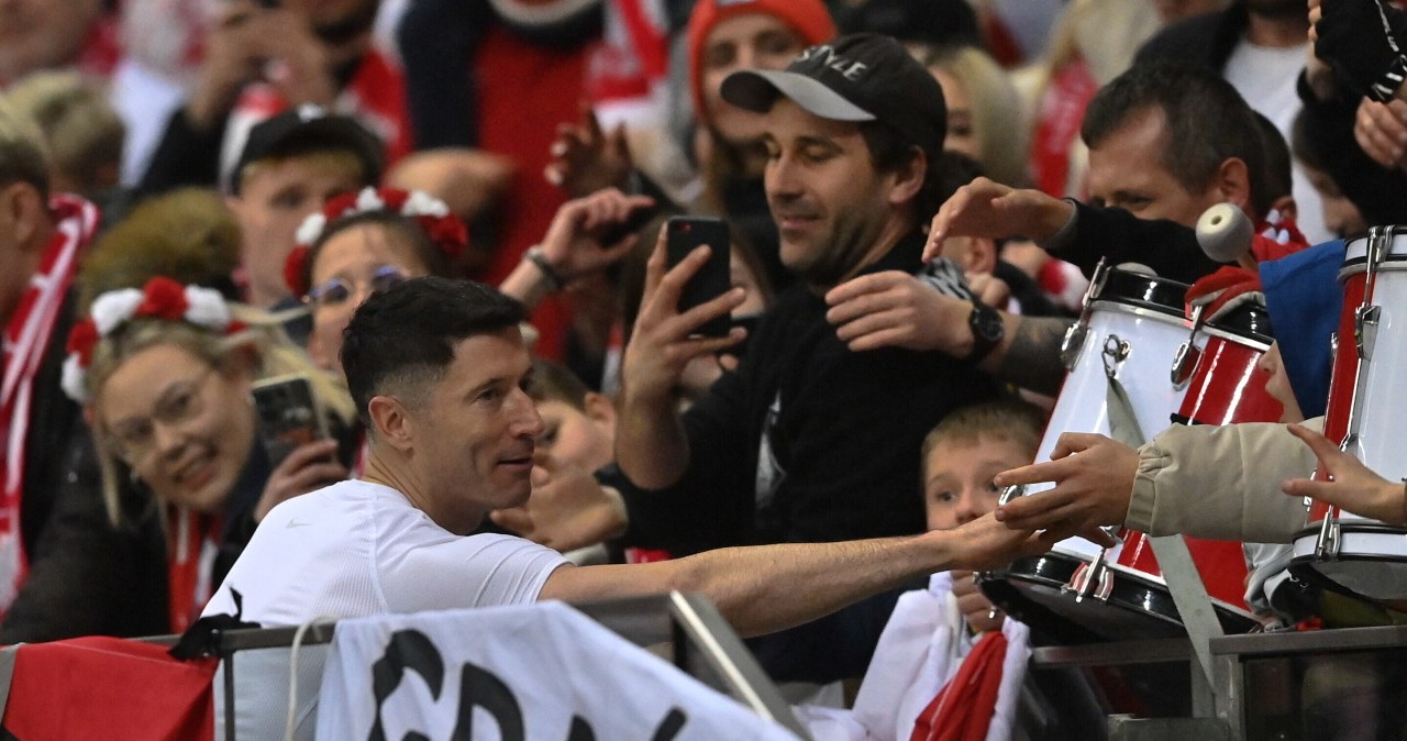Robert Lewandowski spełnił marzenie młodego kibica. Ruszył zaraz po meczu