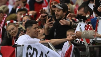 Robert Lewandowski spełnił marzenie młodego kibica. Ruszył zaraz po meczu