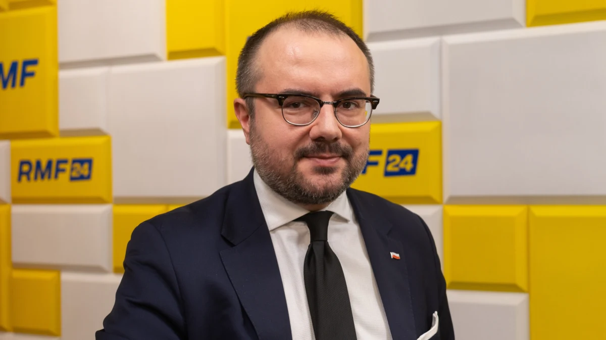 "Pani Wrzosek to prokurator przepełniona politycznie motywowaną nienawiścią. Wielokrotnie to manifestowała. Zapowiadała, że będzie łamać prawo" - mówił gość Krzysztofa Ziemca w RMF FM - poseł Prawa i Sprawiedliwości Paweł Jabłoński. "To nie jest ofiara. Ona jest współsprawcą tej nienawiści" - dodał były wiceminister spraw zagranicznych. Usprawiedliwiał też swojego partyjnego kolegę Jacka Ozdobę, który zasłyną ostatnio agresywnymi wypowiedziami pod adresem Ewy Wrzosek. 