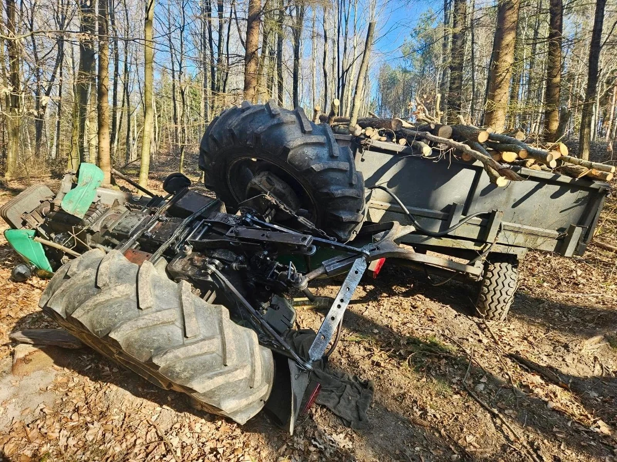 Groźny wypadek w lesie w rejonie miejscowości Dębina w Pomorskiem niedaleko Ustki. Podczas załadunku drzewa na mężczyznę prowadzącego prace przewrócił się ciągnik.