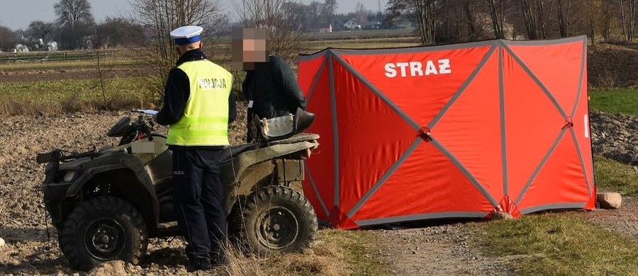 Policja z Radzynia Podlaskiego (woj. lubelskie) bada sprawę tragicznego wypadku w Klębowie. Quad, którym 52-latek jechał po drodze gruntowej, wywrócił się. Mężczyzna nie przeżył.  