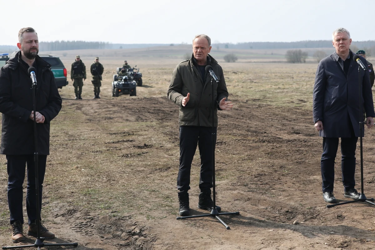 "Osiągnęliśmy 98 proc. skuteczności zatrzymań. 98 prób nielegalnego przekroczenia granicy jest uniemożliwianych dzięki zdeterminowanej postawie naszych żołnierzy, straży granicznej i policji" - mówił premier Donald Tusk, odnosząc się do sytuacji na polsko-białoruskiej granicy. "Każdy, kto ułatwia przekraczanie nielegalne granicy, uczestniczy w bardzo brzydkim procederze i uderza w bezpieczeństwo polskiej granicy" - podkreślał. 
