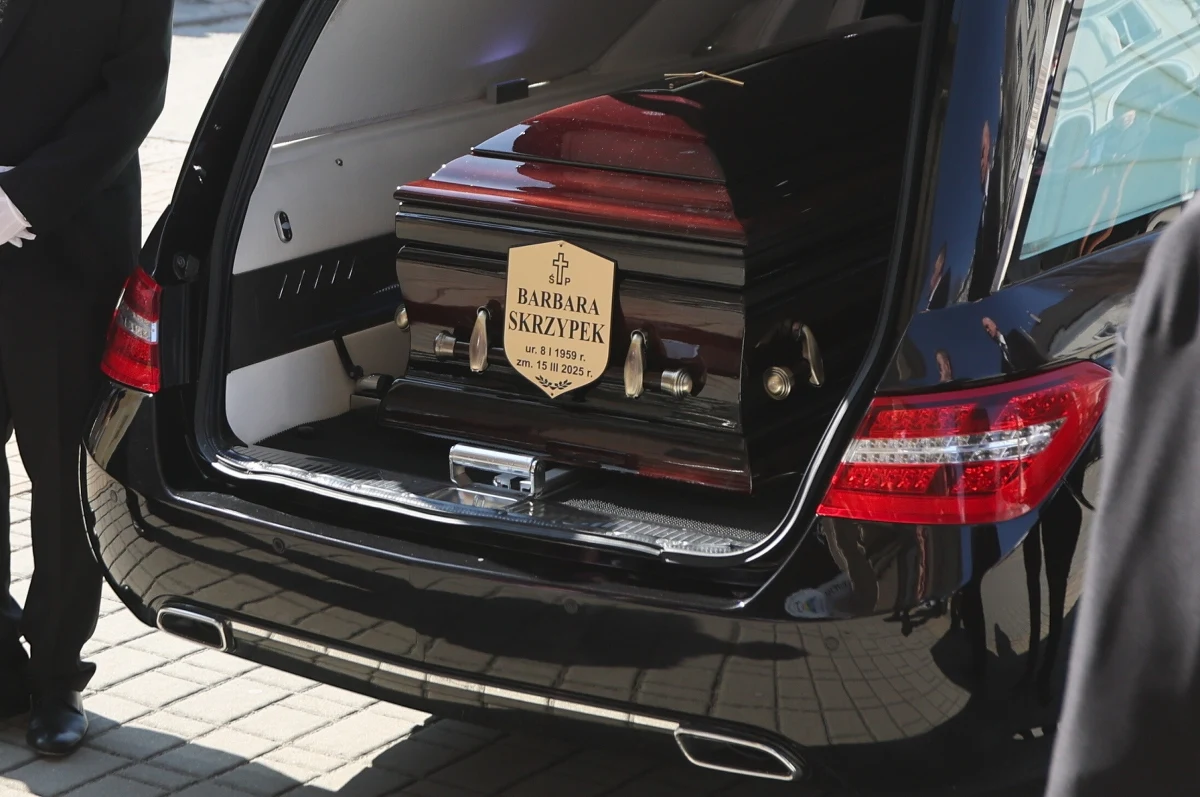 Najbliżsi i politycy Prawa i Sprawiedliwości pożegnali dziś w Gorlicach (woj. małopolskie) Barbarę Skrzypek, wieloletnią współpracowniczkę Jarosława Kaczyńskiego. Ceremonia ma prywatny charakter. 