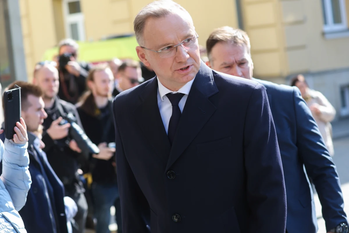 Prezydent Andrzej Duda nadał pośmiertnie Barbarze Skrzypek Krzyż Kawalerski Orderu Odrodzenia Polski za wybitne zasługi w służbie państwu i społeczeństwu. Dzisiaj w Bazylice Narodzenia NMP w Gorlicach (woj. małopolskie) odbył się pogrzeb wieloletniej współpracowniczki Jarosława Kaczyńskiego. Ceremonia miała charakter prywatny.