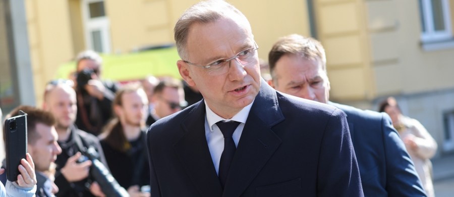 Prezydent Andrzej Duda nadał pośmiertnie Barbarze Skrzypek Krzyż Kawalerski Orderu Odrodzenia Polski za wybitne zasługi w służbie państwu i społeczeństwu. Dzisiaj w Bazylice Narodzenia NMP w Gorlicach (woj. małopolskie) odbył się pogrzeb wieloletniej współpracowniczki Jarosława Kaczyńskiego. Ceremonia miała charakter prywatny.