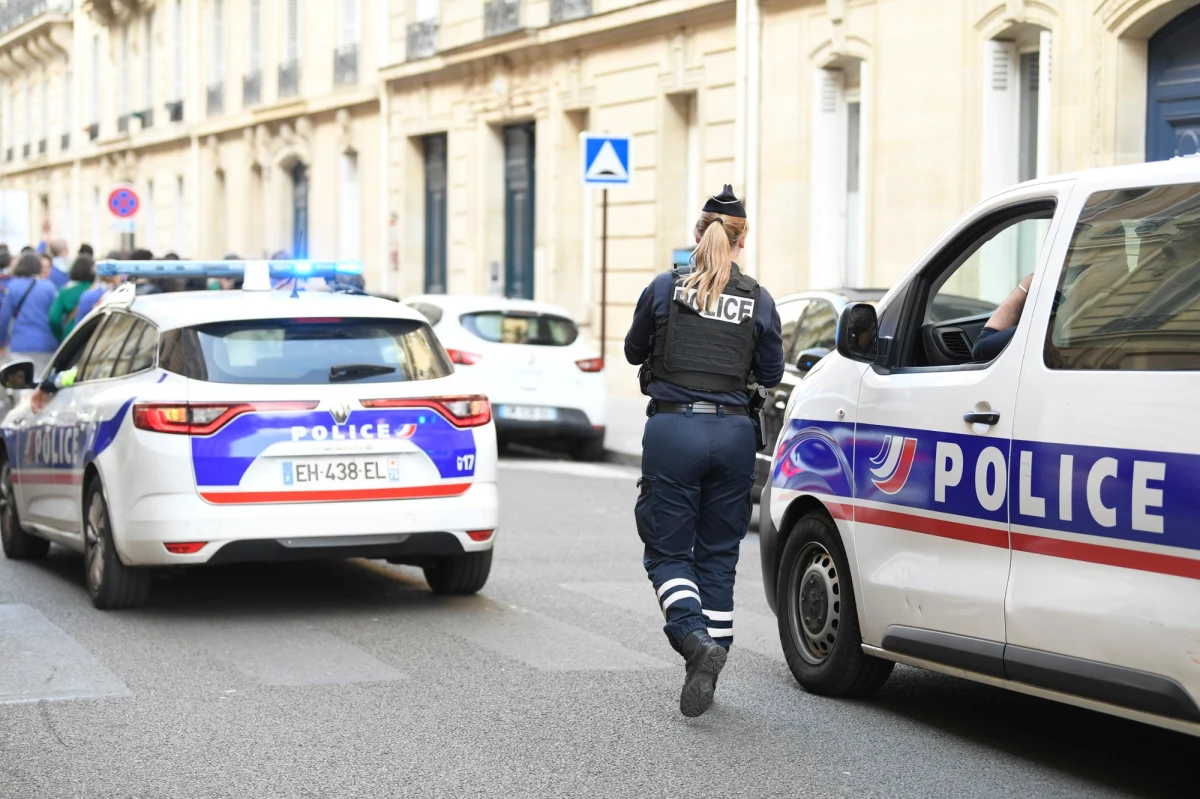 Dziesięciu policjantów zostało rannych podczas pościgu za kierowcą, który nie zatrzymał się na czerwonym świetle w jednej z południowych dzielnic Paryża. W sumie obrażenia odniosło 14 osób.