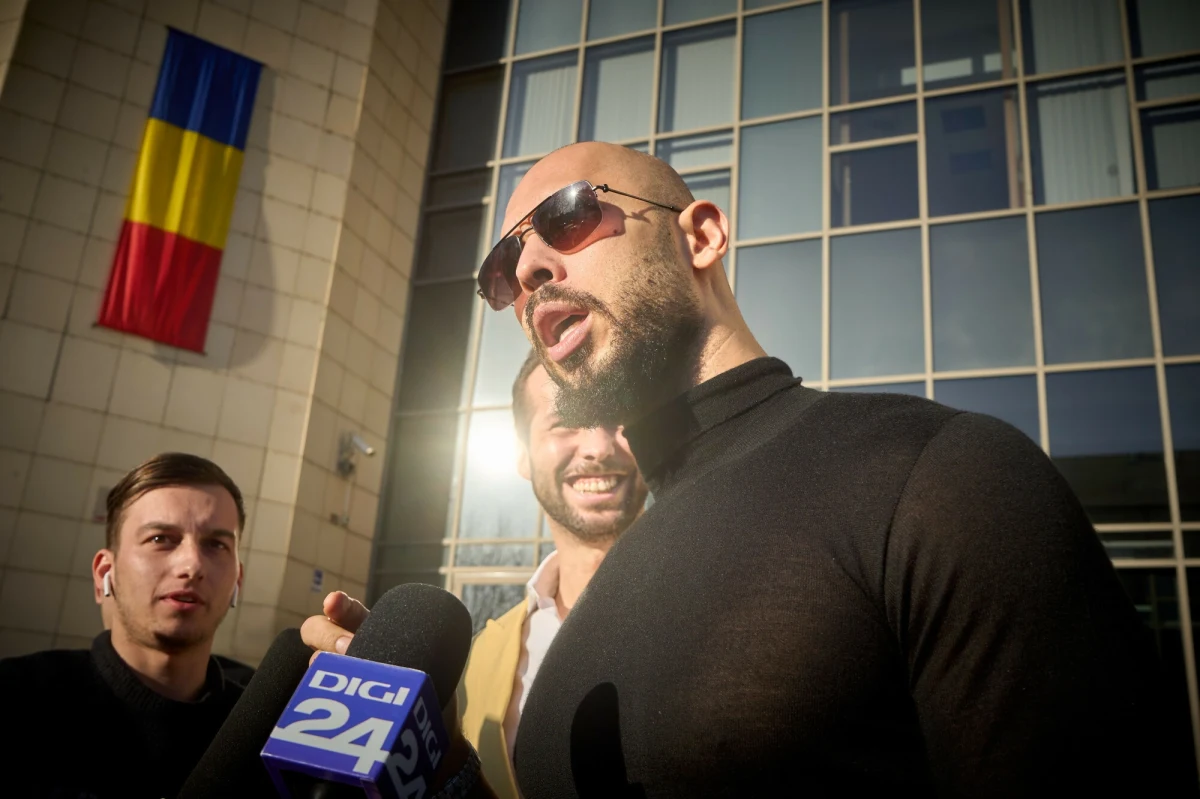 W sobotę, po krótkim pobycie w Stanach Zjednoczonych, Andrew Tate i jego brat Tristan powrócili do Rumunii. Ciążą na nich poważne zarzuty, w tym handel ludźmi i tworzenie zorganizowanej grupy przestępczej. Bracia Tate osiągnęli popularność w sieci, promując wybitnie kontrowersyjne treści.