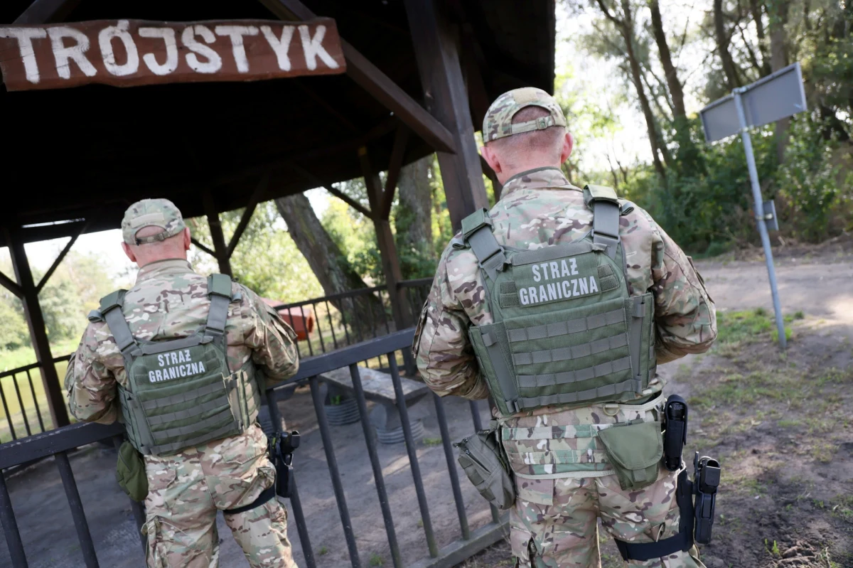 W odpowiedzi na rosnące zagrożenia hybrydowe ze strony Białorusi i Rosji, Polska zdecydowała o zwiększeniu liczby funkcjonariuszy Straży Granicznej. Pierwsza grupa 500 osób dołączy do służby jeszcze w tym roku. Nowi strażnicy będą strzec odcinków szczególnie zagrożonych - przekazał szef MSWiA Tomasz Siemoniak.