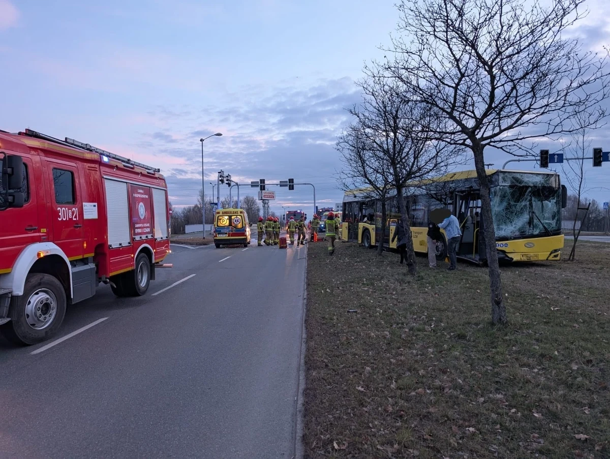 W Katowicach przy ulicy Lwowskiej o poranku zderzyły się dwa autobusy miejskie. Kierowca jednego z autobusów wypadł przez okno.