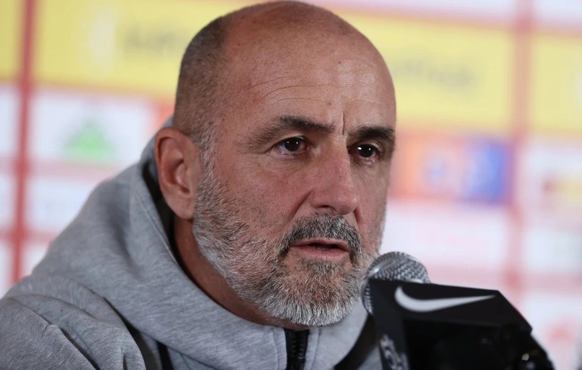 Trener piłkarskiej reprezentacji Polski Michał Probierz przyznał, że zdaje sobie sprawę z dużych oczekiwań wobec kadry, która w poniedziałek zmierzy się z Maltą w eliminacjach mistrzostw świata. Odnosząc się do piątkowego meczu z Litwą, który mimo wygranej wzbudził raczej negatywne reakcje, stwierdził: "Kurz opadnie, a trzy punkty będziemy mieli". Zapewnił jednocześnie, że wierzy w awans Biało-Czerwonych na mundial. 