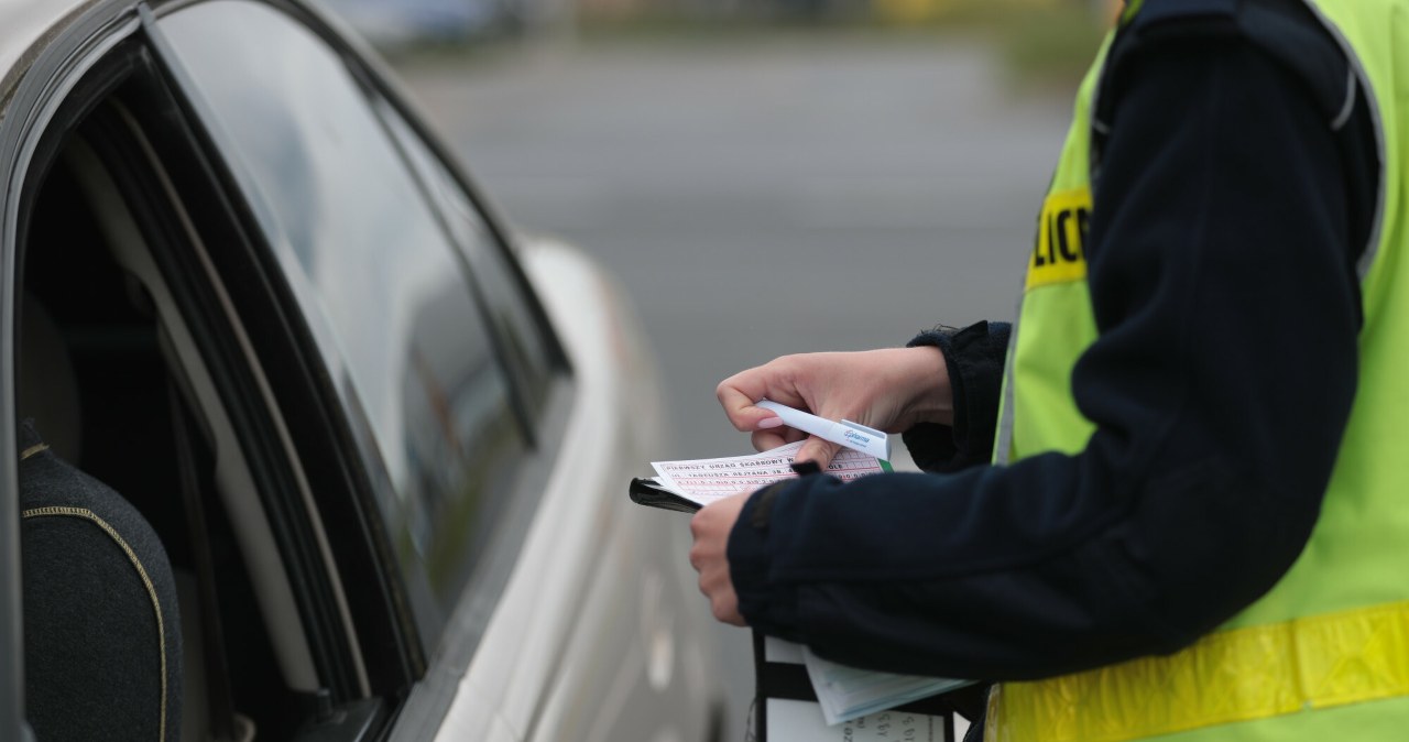 Policjanci znowu zaglądają do bagażników. Szukają dwóch istotnych rzeczy