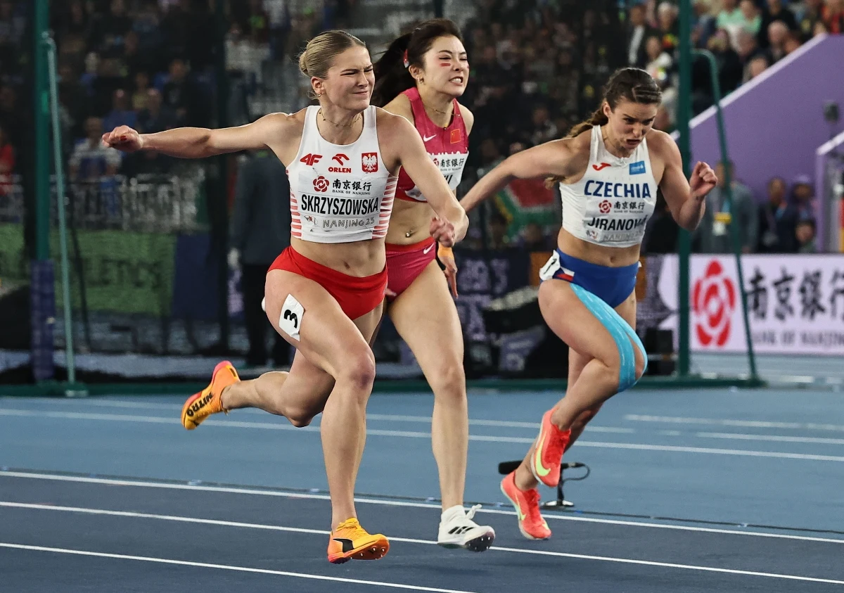 Pia Skrzyszowska czasem 7,74 pobiła rekord Polski w biegu na 60 m przez płotki i zajęła czwarte miejsce w lekkoatletycznych halowych mistrzostwach świata w Nankinie. Tytuł obroniła Devynne Charlton z Bahamów. Srebrny medal zdobyła Szwajcarka Ditaji Kambundji, a brązowy Jamajka Ackera Nugent.