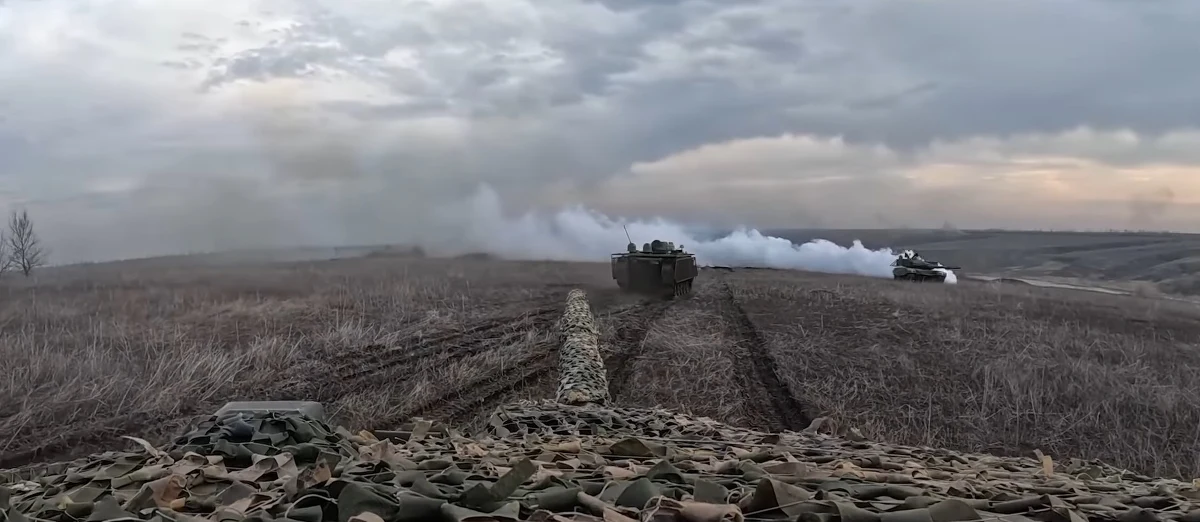 Trzecia brygada szturmowa Ukrainy odzyskała kontrolę nad miejscowością Nadia na granicy obwodów charkowskiego i ługańskiego. W komunikacie wojskowym podano, że łączny obszar wyzwolonego terenu wynosi trzy kilometry kwadratowe. Operacja trwała 30 godzin, czyli niewiele, biorąc pod uwagę, że zdobycie miejscowości kosztowało Rosję dwa miesiące walk oraz ogromną ilość sprzętu i żołnierzy. Ta akcja oznacza niewielkie zdobycze terytorialne, ale pokazuje, że Ukraińcy nie utracili zdolności do skutecznego kontrataku.