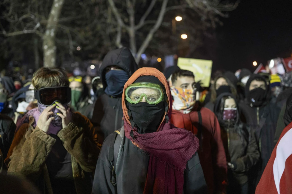 Burmistrz Stambułu Ekrem Imamoglu został formalnie odsunięty od władzy - poinformowało tureckie ministerstwo spraw wewnętrznych. Wcześniej tego dnia sąd zdecydował o jego aresztowaniu w związku ze sprawą dotyczącą domniemanej korupcji. Zatrzymanie głównego przeciwnika politycznego prezydenta Recepa Tayyipa Erdogana wywołało w Turcji największą od ponad 10 lat falę protestów.