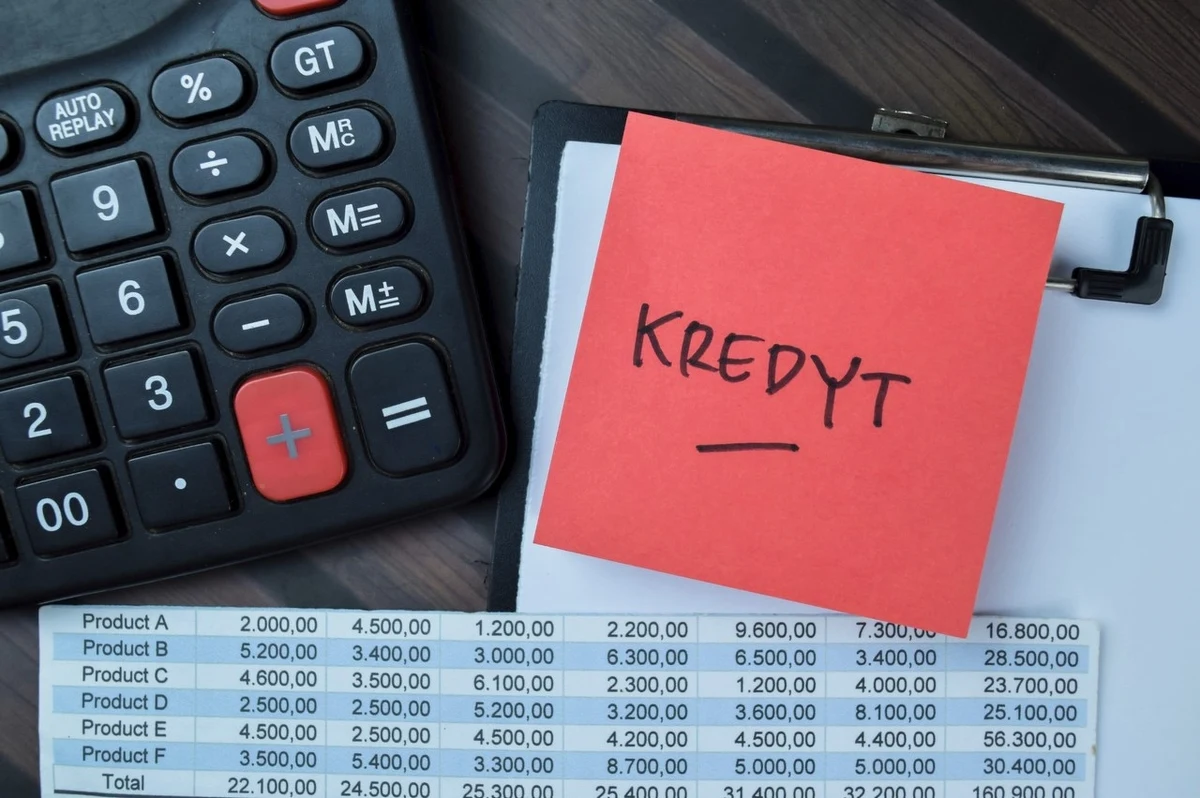 W procesie wyboru kredytu gotówkowego niezbędne jest uświadomienie sobie, że nie wystarczy kierować się wyłącznie wysokością nominalnego oprocentowania. Istotną rolę odgrywają również wszystkie dodatkowe opłaty oraz warunki spłaty. 

