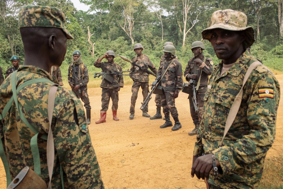 Słynący z kontrowersyjnych wpisów ugandyjski generał Muhoozi Kainerugaba znów wprawił swoich odbiorców w osłupienie. Człowiek, który w przeszłości wywoływał dyplomatyczne spory, tym razem przyznał, że ma dość zabijania członków plemienia Nuer z Sudanu Południowego, ale by tak się stało, powinien od nich dostać tysiąc krów.
