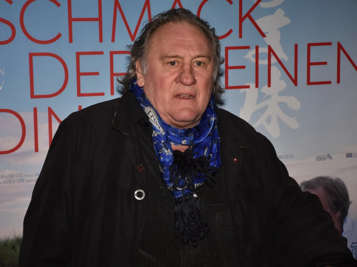 Gérard Depardieu ma stanąć w poniedziałek przed sądem w związku z oskarżeniami o napaść seksualną na dwie kobiety podczas kręcenia filmu w 2021 roku. Oskarżają go: 34-letnia asystentka reżysera i 54-letnia scenografka, z którymi Depardieu spotkał się na planie produkcji "Les Volets Verts".