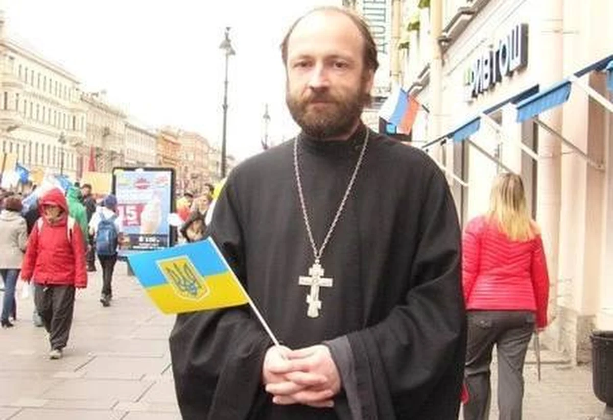 Rosyjska policja zatrzymała w Petersburgu prawosławnego kapłana Nikołaja Sawczenkę. Powód? Duchowny w 2014 r. zrobił sobie zdjęcie, na którym trzyma w rękach ukraińską flagę z trójzębem. Teraz spędzi w areszcie 14 dni.