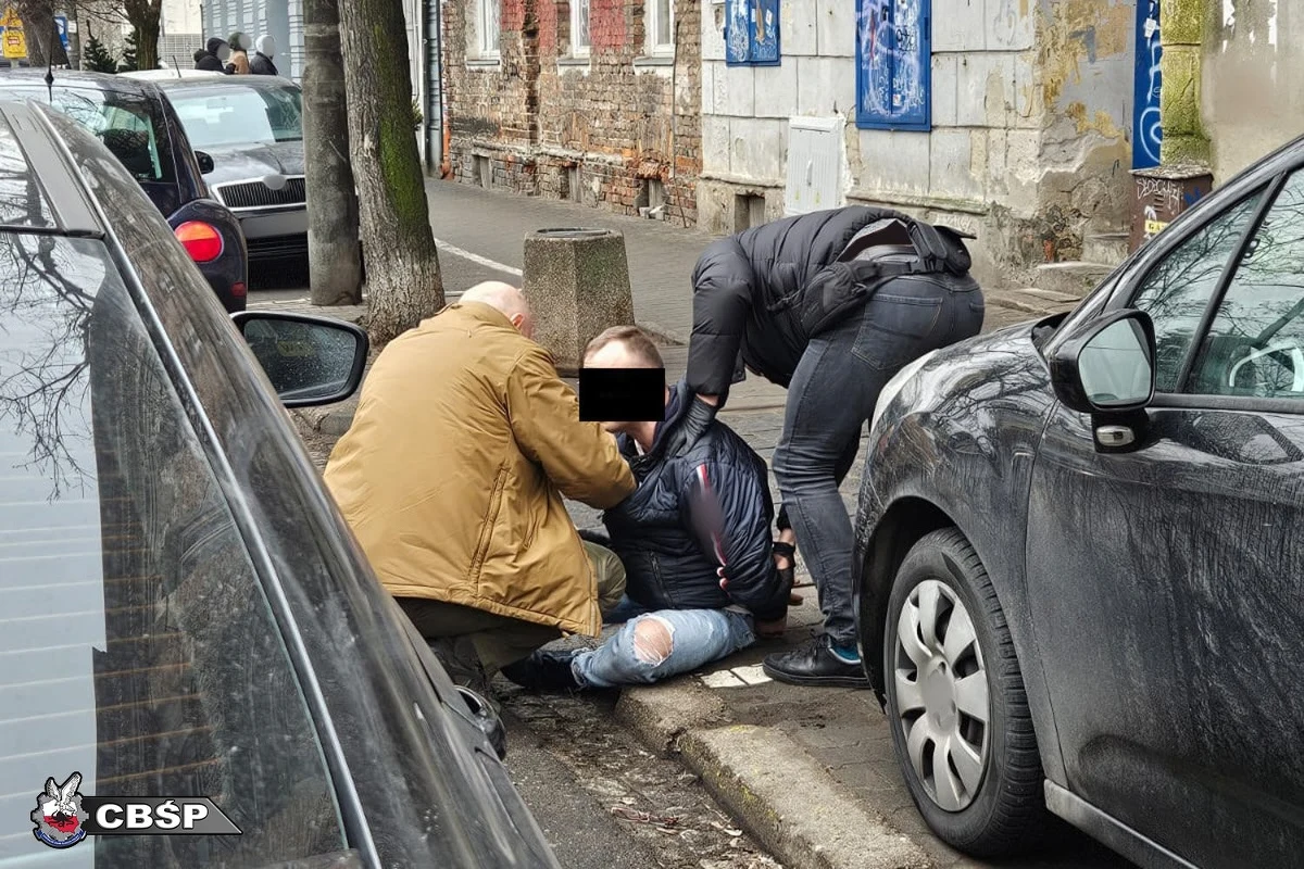 13 zatrzymanych osób, przejęte urządzenia do produkcji narkotyków, zabezpieczone kilkanaście kilogramów m.in. kokainy i ecstasy, a także ponad 200 tys. złotych i broń palna - to efekt akcji funkcjonariuszy Centralnego Biura Śledczego Policji. Prokurator postawił zatrzymanym zarzuty dotyczące m.in. udziału w zorganizowanej grupie przestępczej oraz produkcji, przemytu i wprowadzania do obrotu narkotyków.