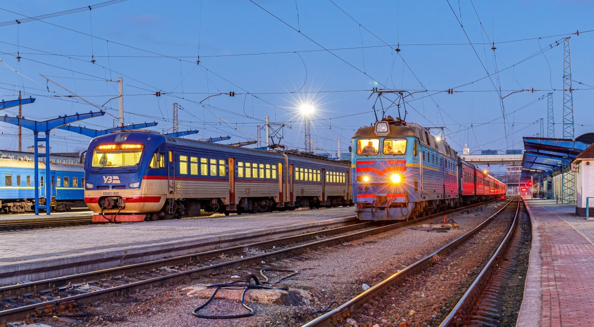 Systemy internetowe ukraińskich kolei państwowych zostały zaatakowane przez hakerów. Przewoźnik powiadomił w poniedziałek, że doszło do awarii serwerów na dużą skalę i od niedzieli sprzedaż biletów online pozostaje niedostępna.