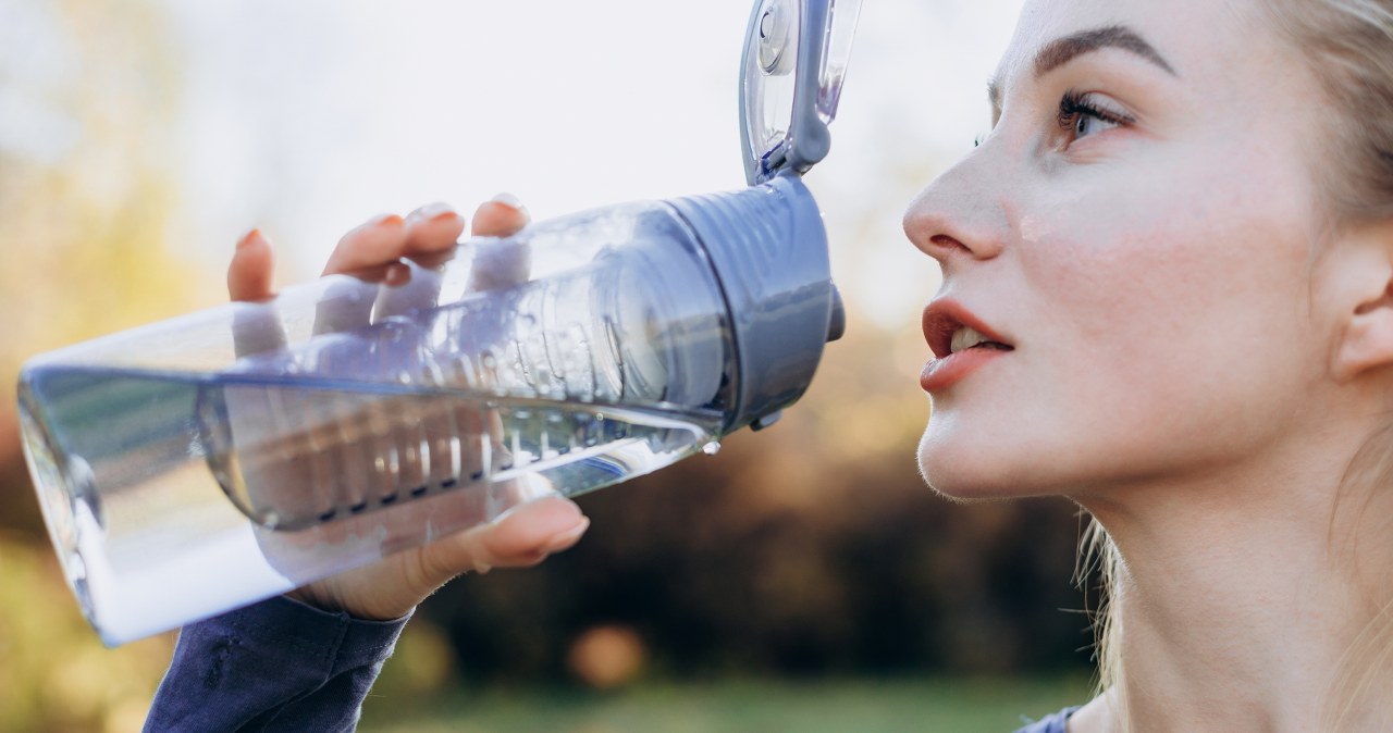 Korzystasz z bidonu na wodę? Być może popełniasz ten znaczący błąd