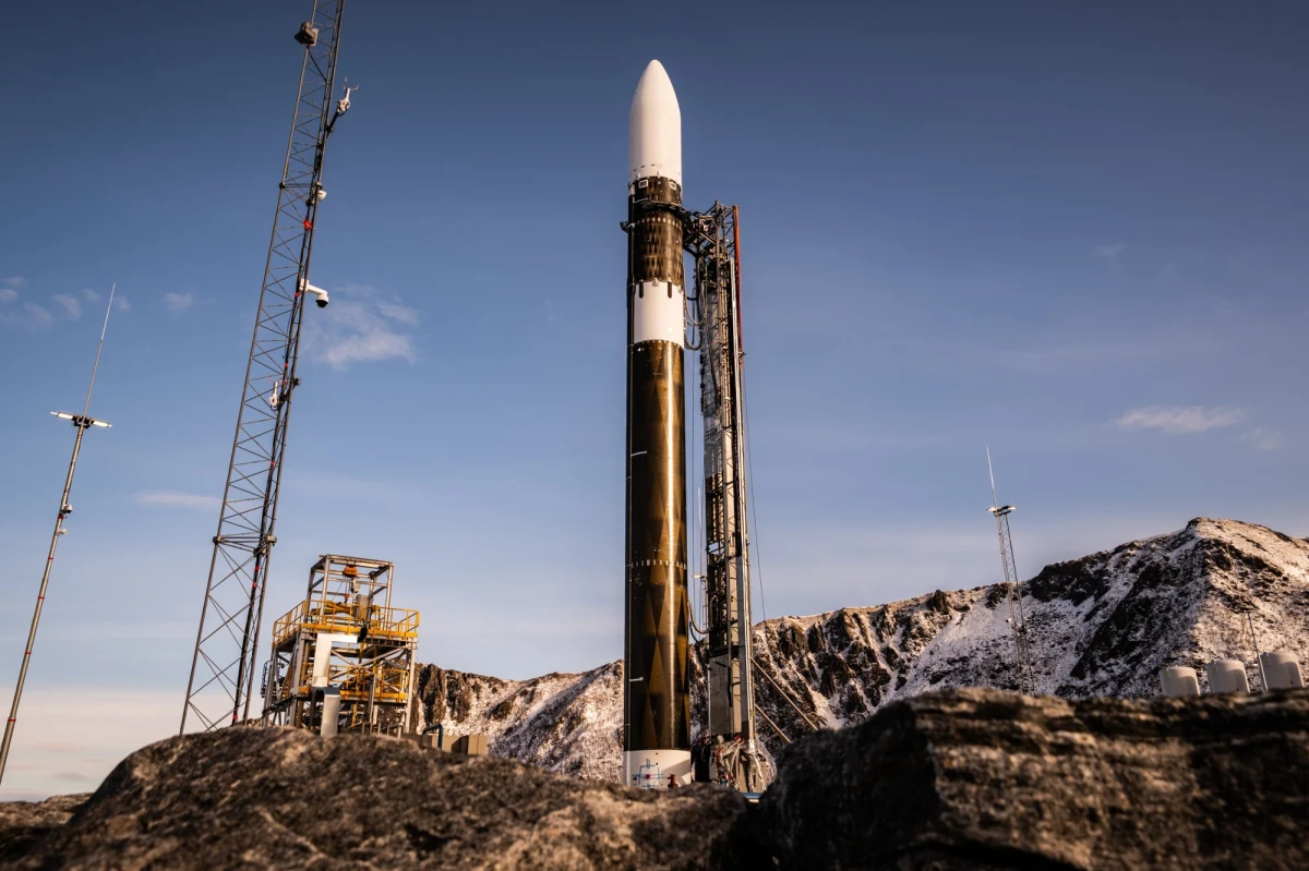 Niemiecka firma Isar Aerospace odwołała dziś z powodu niekorzystnej pogody pierwszą próbę startu swojej dwustopniowej rakiety kosmicznej Spectrum. Start z platformy Orbital Launch Pad w Andøya Space Center w Norwegii miał być pierwszą próbą osiągnięcia orbity z kontynentalnej części Europy, nie licząc Wysp Brytyjskich i Rosji. Misja "Going Full Spectrum" ma być symbolem europejskich dążeń do niezależności w badaniach kosmicznych. 