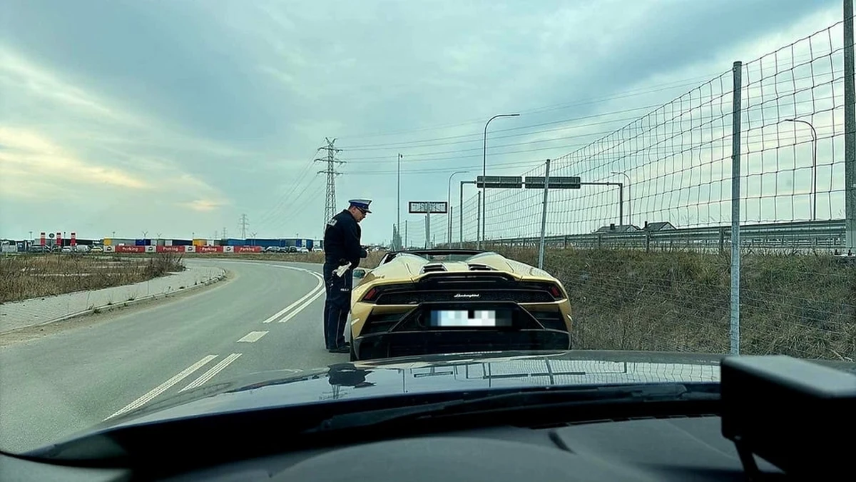 W pogoni za adrenaliną i chęcią przetestowania możliwości swojego lamborghini, 47-letni kierowca zdecydował się na niebezpieczną jazdę trasą S7. Efekt? Zamiast emocjonującego przejazdu, mężczyzna otrzymał mandat w wysokości 2500 złotych oraz 15 punktów karnych.
