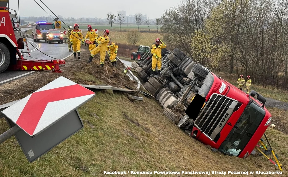 Dwie osoby zostały zabrane do szpitala w wyniku wypadku ciężarówki z kurczakami na obwodnicy Kluczborka na Opolszczyźnie. W pojeździe znajdowało się około 4,2 tys. ptaków. 