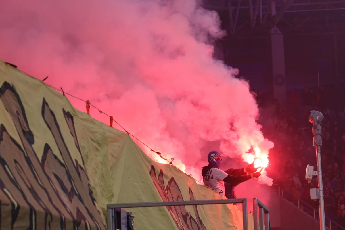 Opolski stadion chce rekompensaty finansowej od niemieckiego klubu za zniszczenie łazienek - ustaliła reporterka RMF FM Martyna Czerwińska. Aktów wandalizmu dopuścili się kibice FC Magdeburg podczas piątkowego meczu, który był jednocześnie pierwszym spotkaniem na wyczekanym, nowym stadionie piłkarskim - Itaka Arenie. "Jakby przez stadion przewaliła się jakaś dzicz!"– pisał w mediach społecznościowych Arkadiusz Wiśniewski, prezydent Opola.