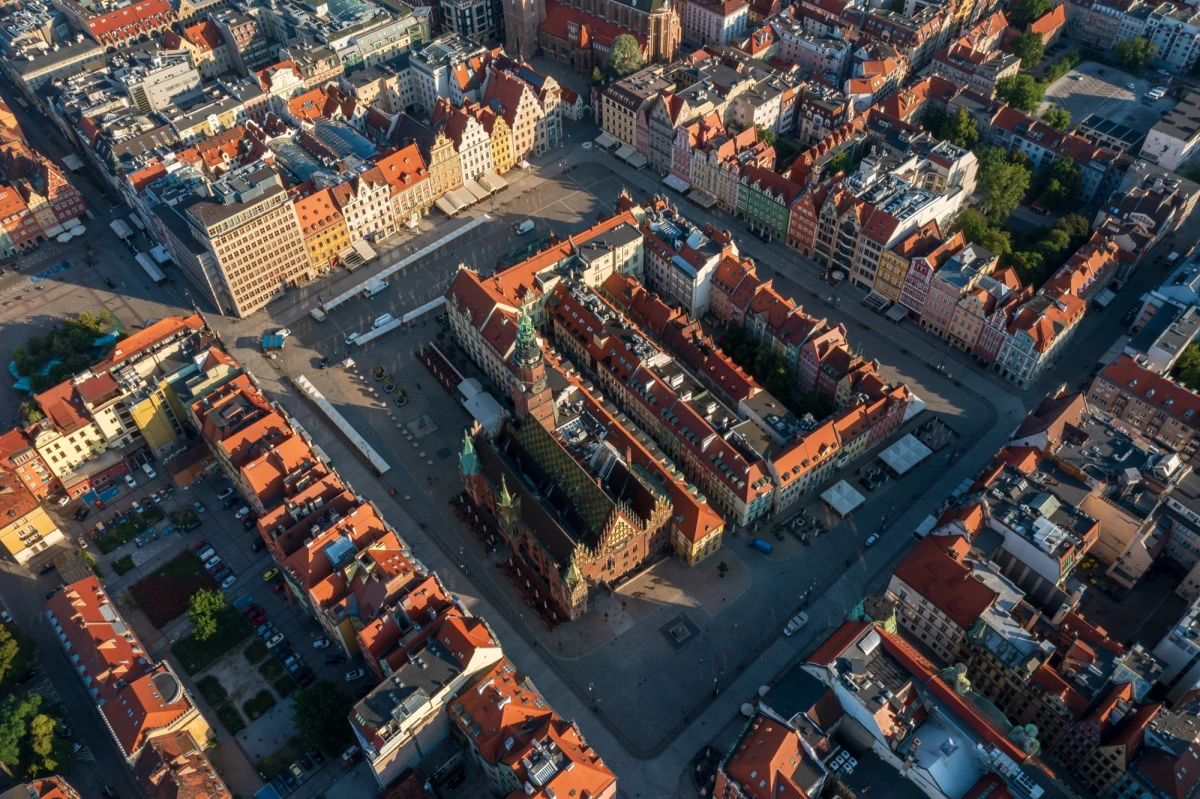 ​Od kilku dni nad Wrocławiem krąży samolot. Jak informuje miasto - to nie ćwiczenia. Specjalistyczna maszyna skanuje z góry teren całego miasta. Urzędnicy potrzebują danych do lepszego planowania przestrzeni. Projekt LifeCoolCity to innowacyjne na skalę światową rozwiązanie.