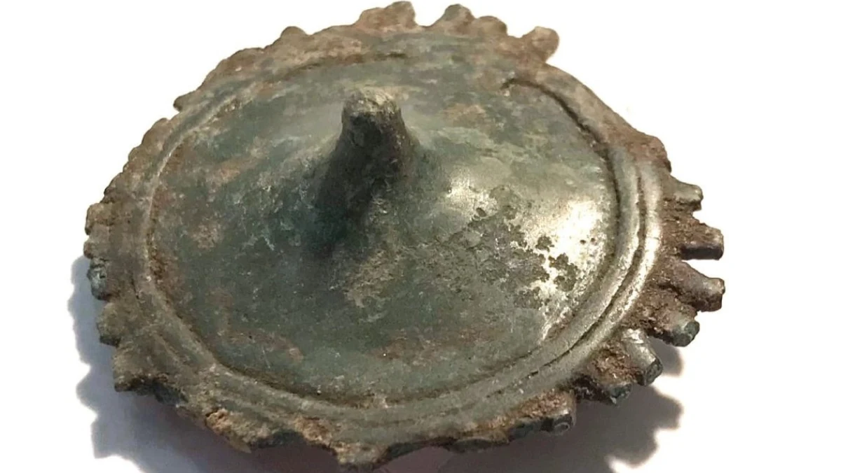 Ciekawe znalezisko w lesie koło Leśniewa w Warmińsko-mazurskiem. Detektoryści z Towarzystwa Miłośników Ziemi Kętrzyńskiej im. Zofii Licharewej odnaleźli prawdopodobnie ozdobne okucie pasa typu balteus. Artefakt może być datowany na II-IV wiek n.e.