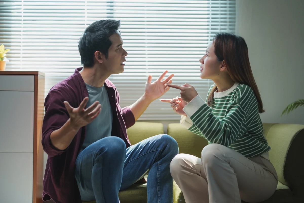 Każdy romantyczny związek przechodzi przez różne etapy, ale zdaniem niemieckich naukowców w historii związków, które się rozpadają, da się zauważyć punkt zwrotny, który może już zwiastować jego zbliżający się koniec. Najnowsze badania psychologiczne przeprowadzone pod kierunkiem prof. Janiny Bühler z Johannes Gutenberg University Mainz w Niemczech i prof. Ulricha Ortha z University of Bern w Szwajcarii wskazują, że końcowy etap związku przebiega w dwóch fazach, a punkt zwrotny pojawia się na jeden do dwóch lat przed ostatecznym rozstaniem.