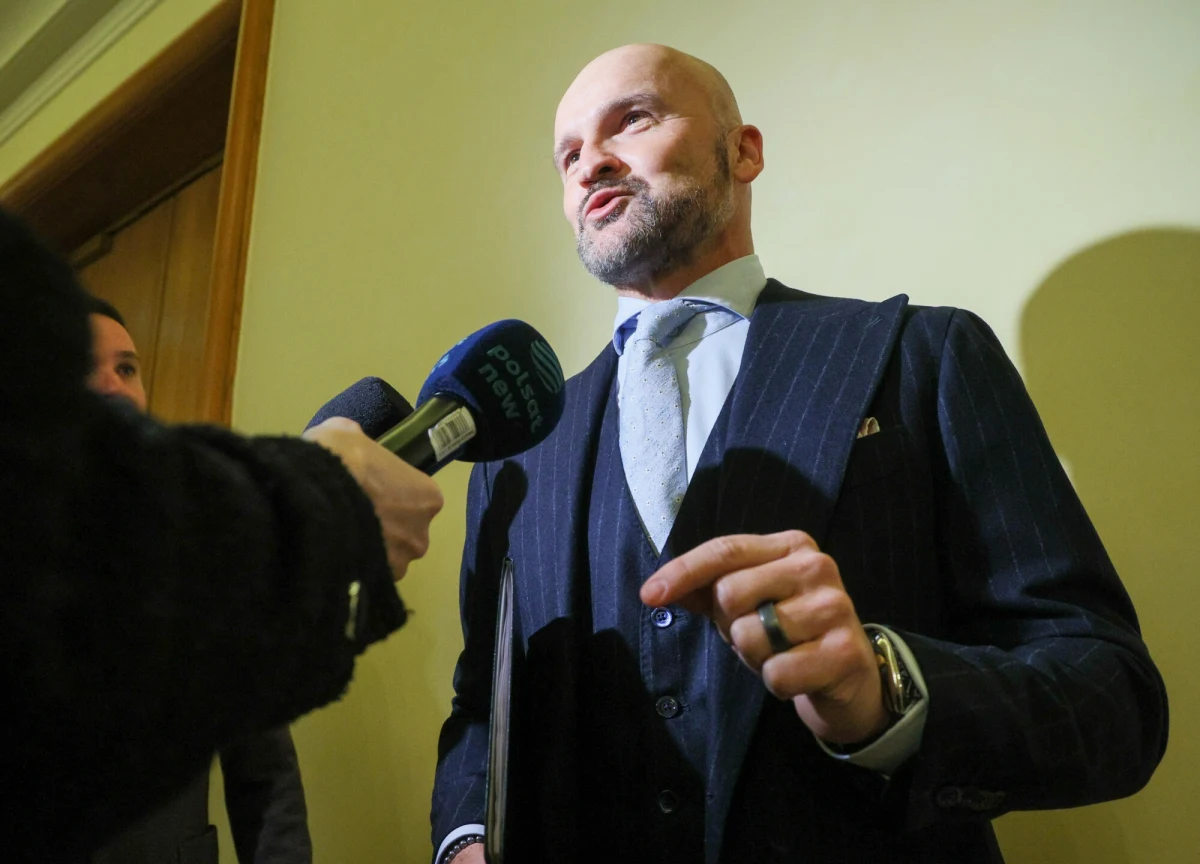 "Stronie rządowej przekazanych zostało pierwszych 111 propozycji deregulacyjnych" - poinformował Rafał Brzoska przed poniedziałkowym spotkaniem przedstawicieli strony społecznej z premierem Donaldem Tuskiem. Prezes InPostu, który kieruje zespołem mającym zgłaszać propozycje zmian w prawie, powiedział, że liczy na to, że w maju pierwsze propozycje deregulacyjne trafią do Sejmu. Premier Donald Tusk już w trakcie spotkania zapowiedział wprowadzenie instytucji tzw. milczącego załatwienia sprawy. "Jeśli urząd nie odpowie na wniosek obywatela w terminie, sprawa zostanie rozstrzygnięta automatycznie na korzyść obywatela" - zapowiedział premier. 