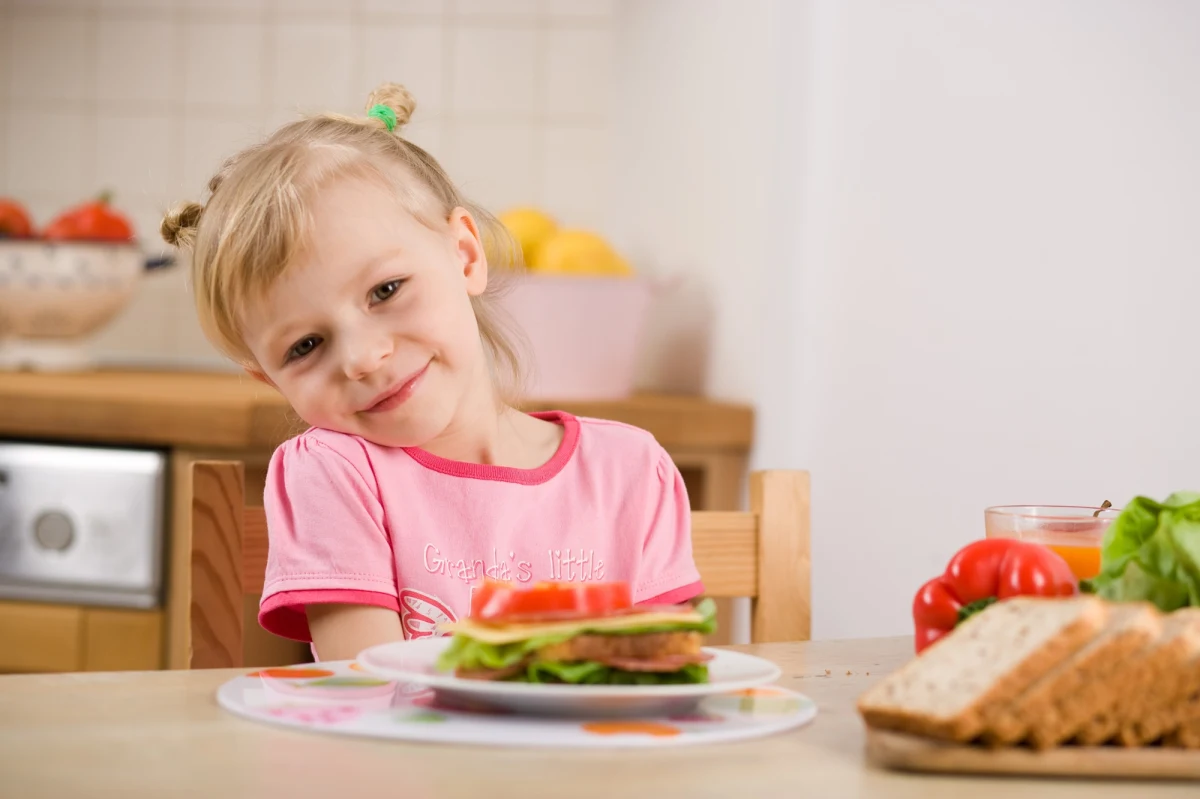 Zdrowe tłuszcze to fundament prawidłowego rozwoju dziecka – dostarczają energii, wspierają rozwój mózgu i układu nerwowego oraz umożliwiają wchłanianie kluczowych witamin jak A, D, E i K. Od ryb morskich po awokado, odpowiednie źródła tłuszczów są nieodzowne dla wzrostu i codziennej aktywności. Dowiedz się, jakie produkty warto włączyć do diety malucha i dlaczego jakość tłuszczów ma znaczenie!