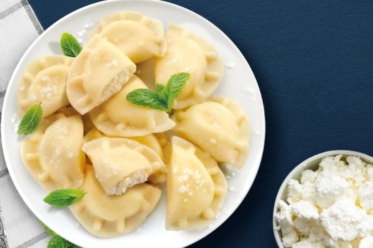 Każdego dnia stajesz przed koniecznością przygotowania smacznych i wartościowych posiłków dla całej rodziny. Nic dziwnego, że może brakować Ci już pomysłów. W takim przypadku warto poszukać nowych, gotowych rozwiązań i inspiracji. Zobacz, dlaczego pierogi od sprawdzonego producenta pierogów to rozwiązanie, po które warto sięgać częściej.