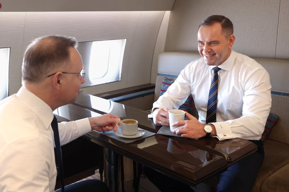 Popierany przez PiS kandydat na prezydenta Karol Nawrocki zamieścił zdjęcie z prezydentem Andrzejem Dudą. "Zaczynamy" - napisał prezes IPN. Wcześniej fotografię z prezydentem zamieścił inny kandydat na prezydenta Sławomir Mentzen.