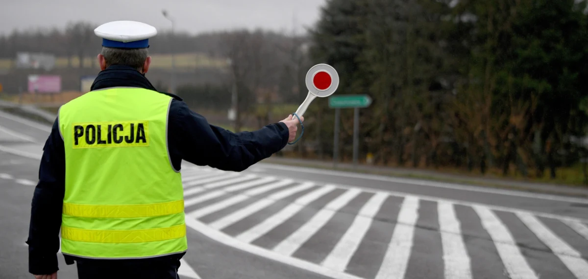 Ministerstwo Spraw Wewnętrznych i Administracji (MSWiA) zaprezentowało propozycje zmian w taryfikatorze mandatów. Zmiany mają na celu dostosowanie wysokości kar do współczesnych realiów drogowych, koncentrując się na najczęstszych i najbardziej niebezpiecznych wykroczeniach. Jakie wykroczenia obejmą zmiany i jak wpłyną one na kierowców?