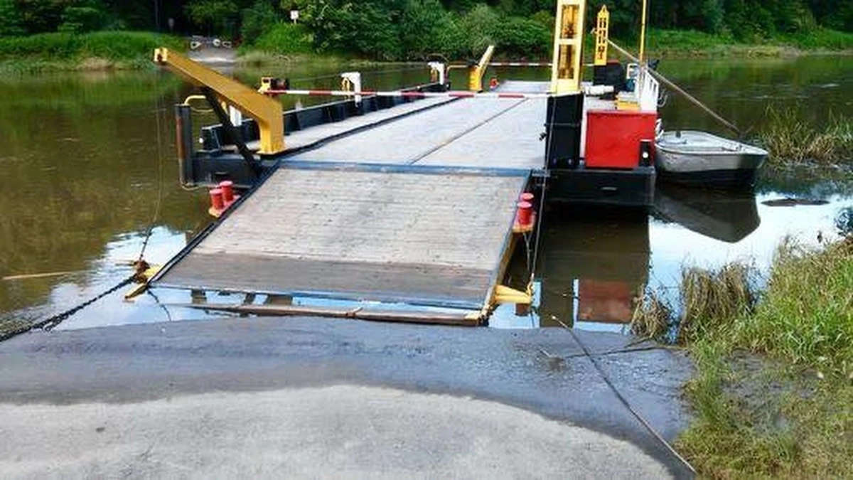 W Zdzieszowicach (woj. opolskie) doszło do szokującego zdarzenia. Policja zatrzymała sternika przeprawy promowej na Odrze, który będąc pod wpływem alkoholu, obsługiwał prom wożący ludzi i samochody.